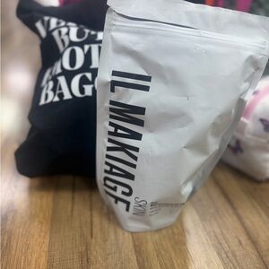 IL MAKIAGE White and Black Cosmetic Pouch